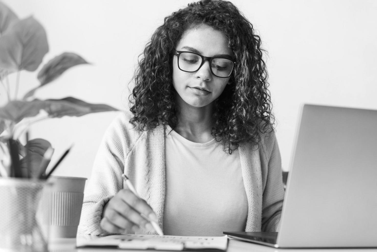 Analyse de données financières sur écran lors d'une session pratique