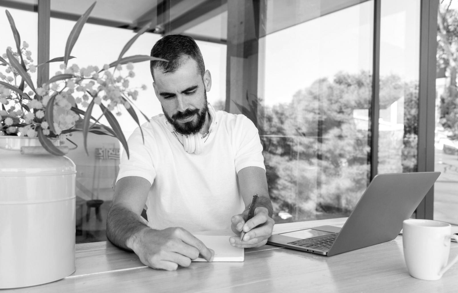 Étudiant international consultant l'application bancaire sur smartphone