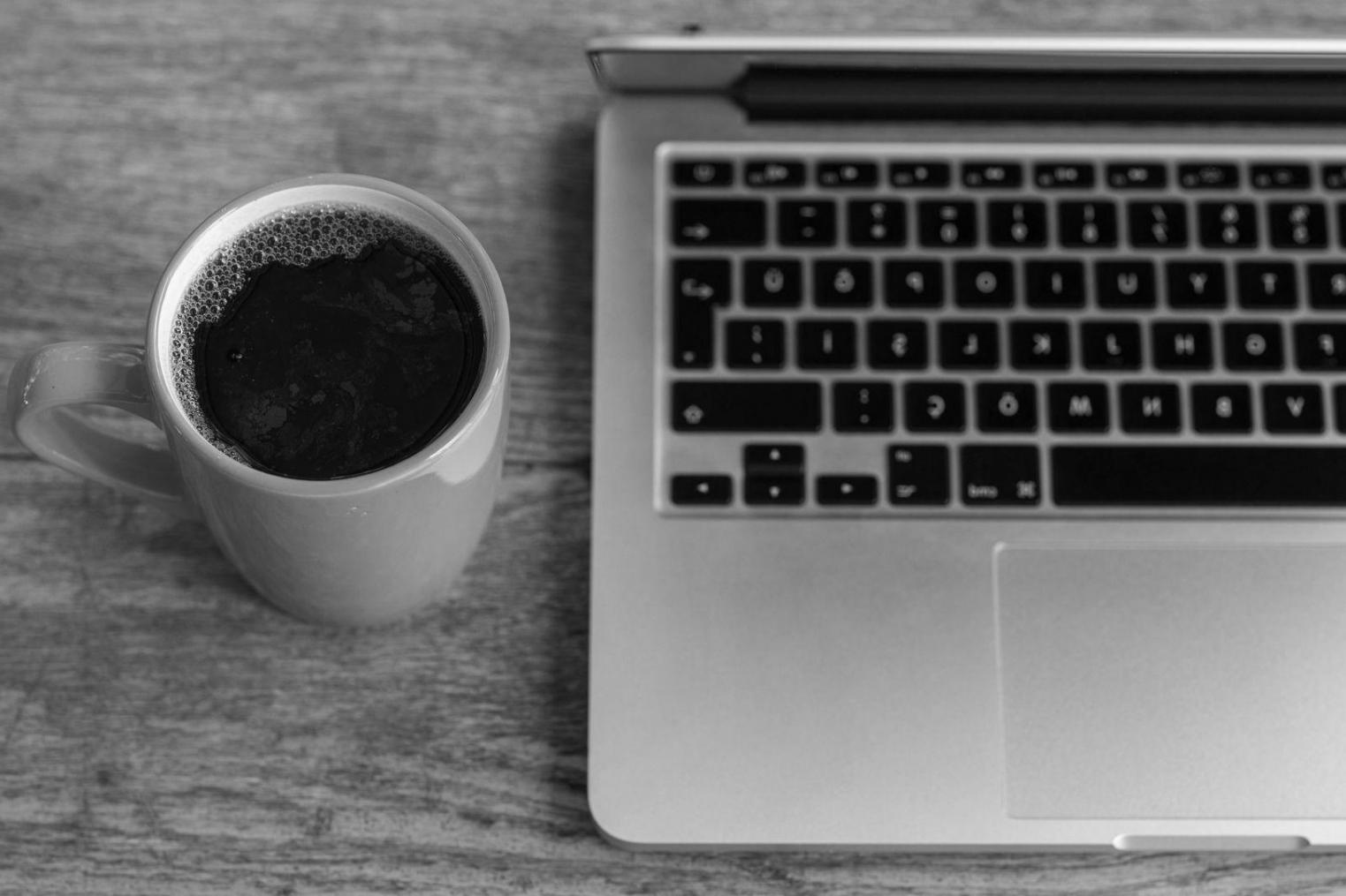 Documentation bancaire pour étudiants internationaux organisée sur un bureau